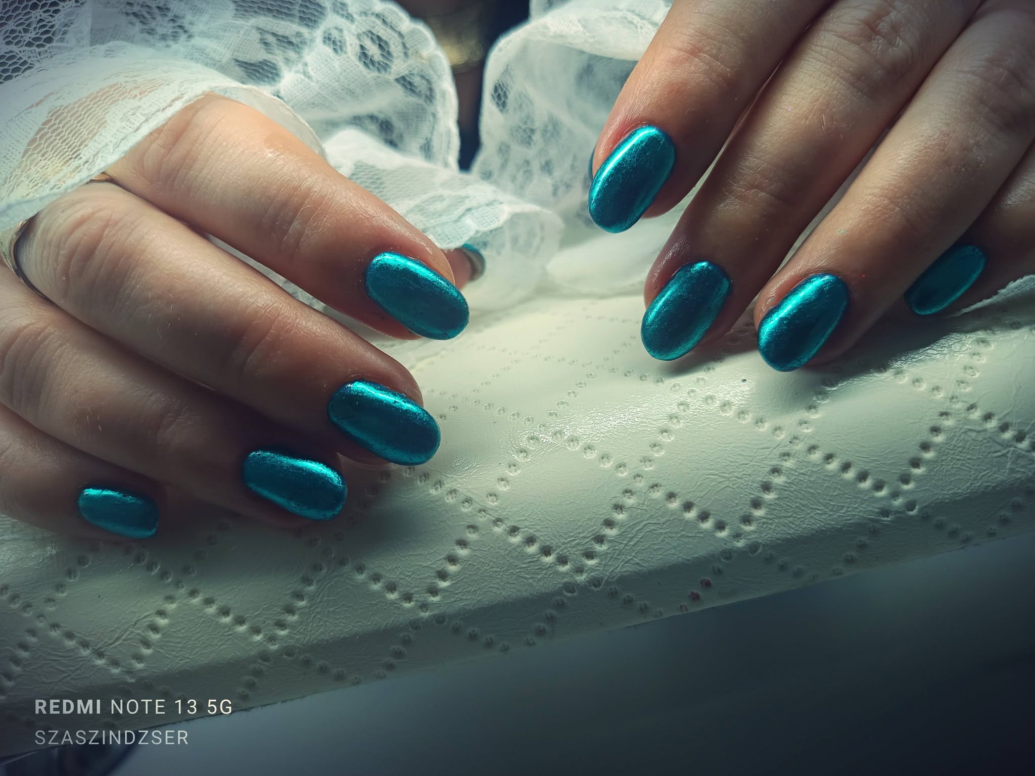 Szaszi Nail zöld fényű, ovális manikűrje